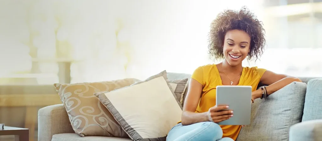 A lady using Lemon LMS (Lern Management System) on her tablet